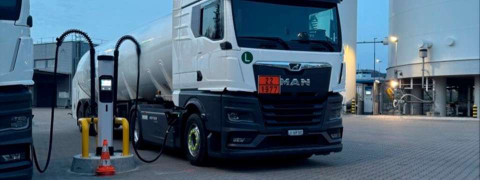 Die E-Trucks reihen sich in die Hoyer-Flotte alternativer Antriebe ein. 