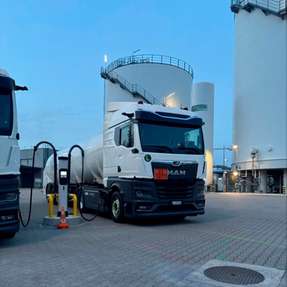 Die E-Trucks reihen sich in die Hoyer-Flotte alternativer Antriebe ein. 