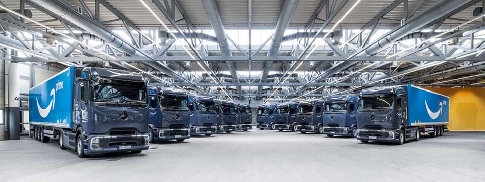 Amazon bringt mehr als 50 Mercedes-Benz eActros 600 auf deutsche Straßen.