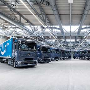 Amazon bringt mehr als 50 Mercedes-Benz eActros 600 auf deutsche Straßen.