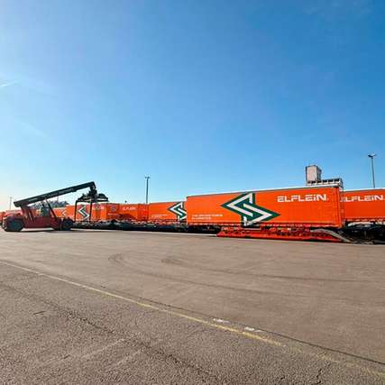 Elflein hat innerhalb weniger Tage insgesamt 60 neue KRONE Trailer gebündelt per Bahn transportiert. 