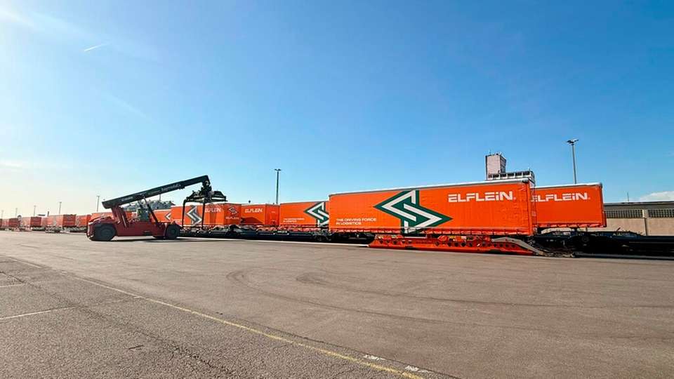 Elflein hat innerhalb weniger Tage insgesamt 60 neue KRONE Trailer gebündelt per Bahn transportiert. 