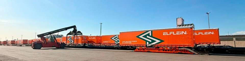 Elflein hat innerhalb weniger Tage insgesamt 60 neue KRONE Trailer gebündelt per Bahn transportiert. 