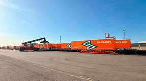 Elflein hat innerhalb weniger Tage insgesamt 60 neue KRONE Trailer gebündelt per Bahn transportiert. 