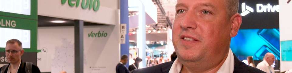 ZERO Quick Talk mit Sven Köpke @ IAA Transportation 2026
Tim-Oliver Frische, ZERO-Chefredakteur im ZERO Quick Talk mit Sven Köpke, Senior Sales & Business Development Manager bei Verbio SE auf der IAA Transportation 2026 in Hannover.
