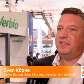 ZERO Quick Talk mit Sven Köpke @ IAA Transportation 2026
Tim-Oliver Frische, ZERO-Chefredakteur im ZERO Quick Talk mit Sven Köpke, Senior Sales & Business Development Manager bei Verbio SE auf der IAA Transportation 2026 in Hannover.