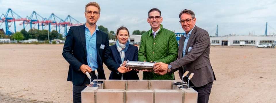 V. l.: Mark Gieseke, Geschäftsführer, Gieseke GmbH, Dr. Melanie Leonhard, Senatorin für Wirtschaft und Innovation der Freien und Hansestadt Hamburg, Matthias Magnor, Vorstandsvorsitzender der BLG-Gruppe, und Sven Bröker, Niederlassungsleiter Hamburg bei BLG LOGISTICS.