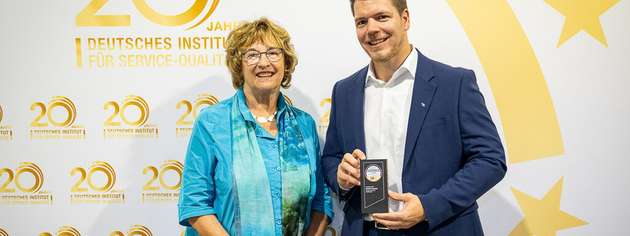 V. l.: Schirmherrin Brigitte Zypries, Bundesjustiz- und Bundeswirtschaftsministerin a. D. und Thomas Wissing de Freitas, Sustainability Manager bei Schmitz Cargobull bei der Award-Übergabe in Berlin 
