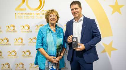 V. l.: Schirmherrin Brigitte Zypries, Bundesjustiz- und Bundeswirtschaftsministerin a. D. und Thomas Wissing de Freitas, Sustainability Manager bei Schmitz Cargobull bei der Award-Übergabe in Berlin 