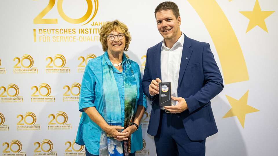 V. l.: Schirmherrin Brigitte Zypries, Bundesjustiz- und Bundeswirtschaftsministerin a. D. und Thomas Wissing de Freitas, Sustainability Manager bei Schmitz Cargobull bei der Award-Übergabe in Berlin 