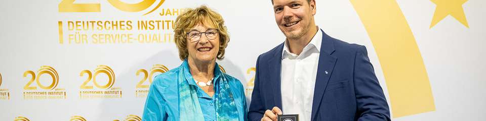 V. l.: Schirmherrin Brigitte Zypries, Bundesjustiz- und Bundeswirtschaftsministerin a. D. und Thomas Wissing de Freitas, Sustainability Manager bei Schmitz Cargobull bei der Award-Übergabe in Berlin 