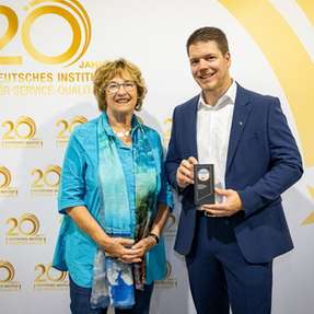 V. l.: Schirmherrin Brigitte Zypries, Bundesjustiz- und Bundeswirtschaftsministerin a. D. und Thomas Wissing de Freitas, Sustainability Manager bei Schmitz Cargobull bei der Award-Übergabe in Berlin 