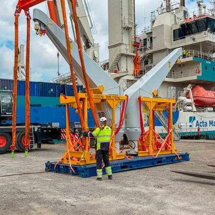 Auch spezielle TP-Kräne für den Einsatz auf Offshore-Windenergieanlagen wurden in Wilhelmshaven auf MV Acta Auriga umgeschlagen.  