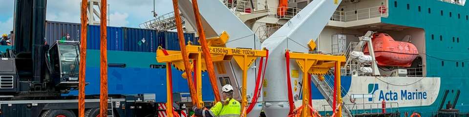 Auch spezielle TP-Kräne für den Einsatz auf Offshore-Windenergieanlagen wurden in Wilhelmshaven auf MV Acta Auriga umgeschlagen.  