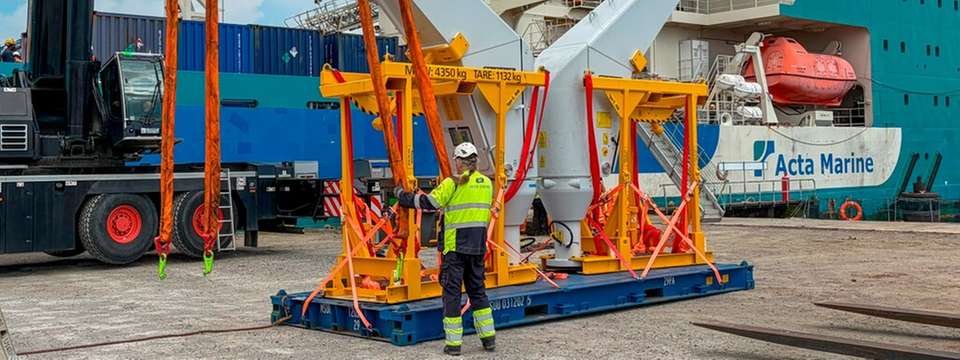 Auch spezielle TP-Kräne für den Einsatz auf Offshore-Windenergieanlagen wurden in Wilhelmshaven auf MV Acta Auriga umgeschlagen.  