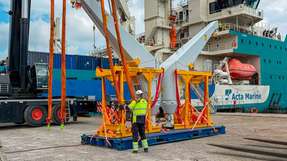 Auch spezielle TP-Kräne für den Einsatz auf Offshore-Windenergieanlagen wurden in Wilhelmshaven auf MV Acta Auriga umgeschlagen.  