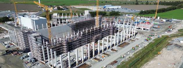 Blick auf die Baustelle von EWE in Emden: Hier entsteht die 320-Megawatt-Wasserstofferzeugungsanlage, aus der EWE künftig auch tesa mit Wasserstoff beliefern wird.