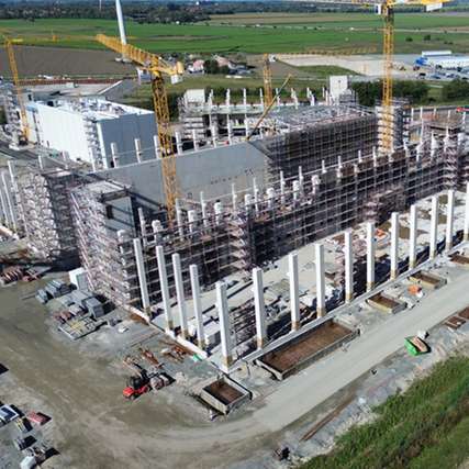 Blick auf die Baustelle von EWE in Emden: Hier entsteht die 320-Megawatt-Wasserstofferzeugungsanlage, aus der EWE künftig auch tesa mit Wasserstoff beliefern wird.