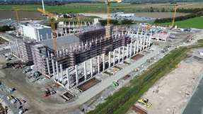 Blick auf die Baustelle von EWE in Emden: Hier entsteht die 320-Megawatt-Wasserstofferzeugungsanlage, aus der EWE künftig auch tesa mit Wasserstoff beliefern wird.