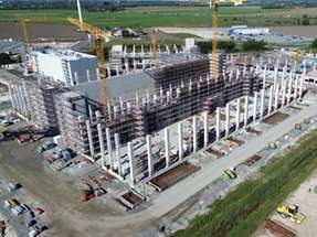 Blick auf die Baustelle von EWE in Emden: Hier entsteht die 320-Megawatt-Wasserstofferzeugungsanlage, aus der EWE künftig auch tesa mit Wasserstoff beliefern wird.
