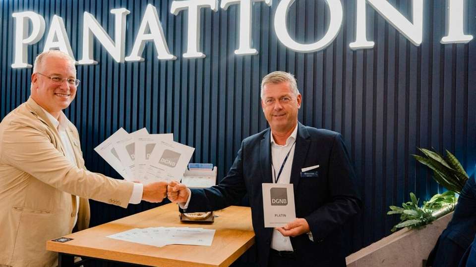 Thomas Kraubitz, Mitglied des Präsidiums der DGNB, überreicht die DGNB-Platin-Zertifikate an Stefan Bohn, Managing Director Panattoni Germany, stellvertretend für acht ausgezeichnete Projekte.