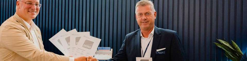 Thomas Kraubitz, Mitglied des Präsidiums der DGNB, überreicht die DGNB-Platin-Zertifikate an Stefan Bohn, Managing Director Panattoni Germany, stellvertretend für acht ausgezeichnete Projekte.