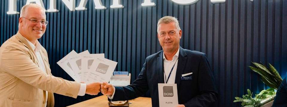 Thomas Kraubitz, Mitglied des Präsidiums der DGNB, überreicht die DGNB-Platin-Zertifikate an Stefan Bohn, Managing Director Panattoni Germany, stellvertretend für acht ausgezeichnete Projekte.