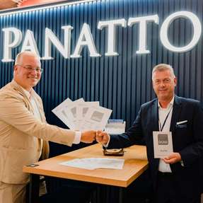 Thomas Kraubitz, Mitglied des Präsidiums der DGNB, überreicht die DGNB-Platin-Zertifikate an Stefan Bohn, Managing Director Panattoni Germany, stellvertretend für acht ausgezeichnete Projekte.