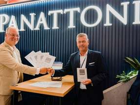 Thomas Kraubitz, Mitglied des Präsidiums der DGNB, überreicht die DGNB-Platin-Zertifikate an Stefan Bohn, Managing Director Panattoni Germany, stellvertretend für acht ausgezeichnete Projekte.
