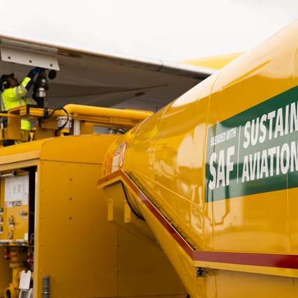 Die DHL Group zählt durch ihre GoGreen Plus Services[1] zu den Vorreitern von Book-&-Claim-Lösungen in der Logistik und unterstützt ihre Kunden dabei, transportbedingte Emissionen zu reduzieren.