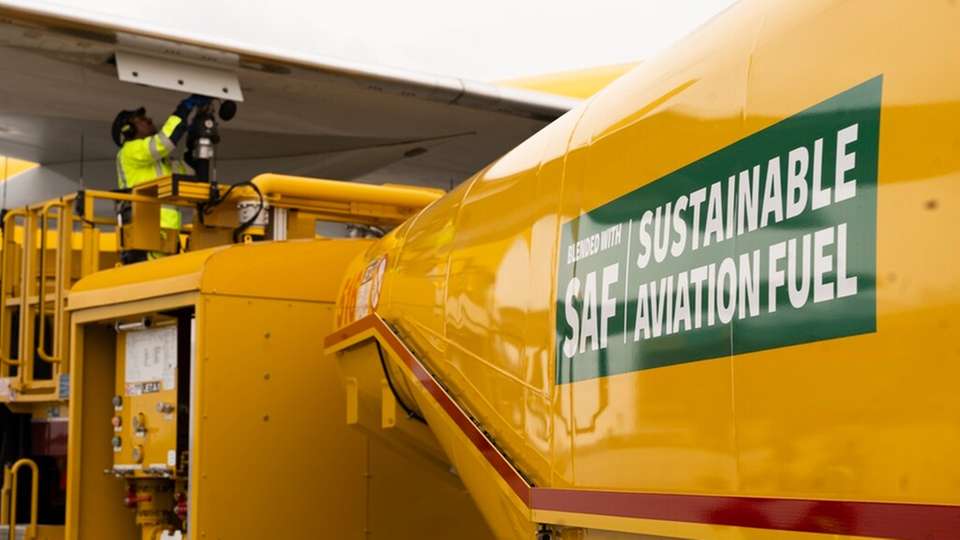 Die DHL Group zählt durch ihre GoGreen Plus Services[1] zu den Vorreitern von Book-&-Claim-Lösungen in der Logistik und unterstützt ihre Kunden dabei, transportbedingte Emissionen zu reduzieren.