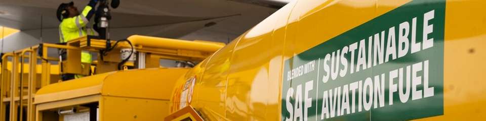 Die DHL Group zählt durch ihre GoGreen Plus Services[1] zu den Vorreitern von Book-&-Claim-Lösungen in der Logistik und unterstützt ihre Kunden dabei, transportbedingte Emissionen zu reduzieren.