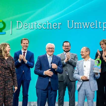 Deutscher Umweltpreis 2026 in Aachen: (vorne von links) als Preisträgerin die Hamburger Umweltjuristin Dr. Roda Verheyen, Bundespräsident Frank Walter Steinmeier und Preisträger Membranfilter-Ingenieur Dr. Klaus Vossenkaul; zudem (hinten von links) der DBU-Kuratoriumsvorsitzende Prof. Dr. Kai Niebert, DBU-Generalsekretär Alexander Bonde sowie NRW-Vize-Ministerpräsidentin Mona Neubaur.