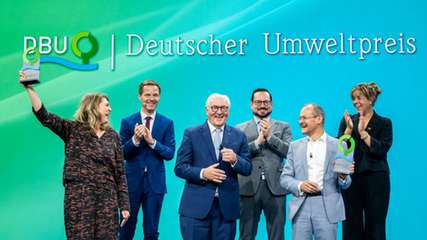 Deutscher Umweltpreis 2026 in Aachen: (vorne von links) als Preisträgerin die Hamburger Umweltjuristin Dr. Roda Verheyen, Bundespräsident Frank Walter Steinmeier und Preisträger Membranfilter-Ingenieur Dr. Klaus Vossenkaul; zudem (hinten von links) der DBU-Kuratoriumsvorsitzende Prof. Dr. Kai Niebert, DBU-Generalsekretär Alexander Bonde sowie NRW-Vize-Ministerpräsidentin Mona Neubaur.