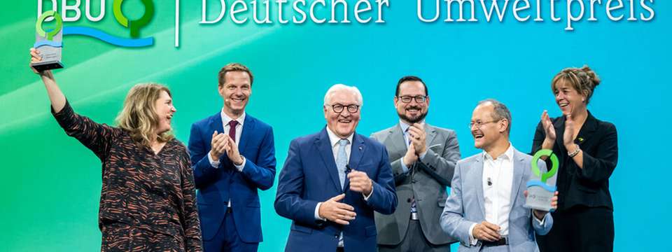 Deutscher Umweltpreis 2026 in Aachen: (vorne von links) als Preisträgerin die Hamburger Umweltjuristin Dr. Roda Verheyen, Bundespräsident Frank Walter Steinmeier und Preisträger Membranfilter-Ingenieur Dr. Klaus Vossenkaul; zudem (hinten von links) der DBU-Kuratoriumsvorsitzende Prof. Dr. Kai Niebert, DBU-Generalsekretär Alexander Bonde sowie NRW-Vize-Ministerpräsidentin Mona Neubaur.