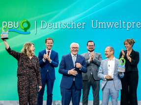 Deutscher Umweltpreis 2026 in Aachen: (vorne von links) als Preisträgerin die Hamburger Umweltjuristin Dr. Roda Verheyen, Bundespräsident Frank Walter Steinmeier und Preisträger Membranfilter-Ingenieur Dr. Klaus Vossenkaul; zudem (hinten von links) der DBU-Kuratoriumsvorsitzende Prof. Dr. Kai Niebert, DBU-Generalsekretär Alexander Bonde sowie NRW-Vize-Ministerpräsidentin Mona Neubaur.