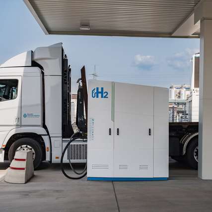 Moderne Betankungstechnik sorgt für eine schnelle Versorgung von Nutzfahrzeugen mit Wasserstoff. 
